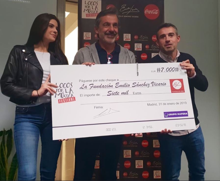 entrega-cheque-solidario-locos-por-la-musica